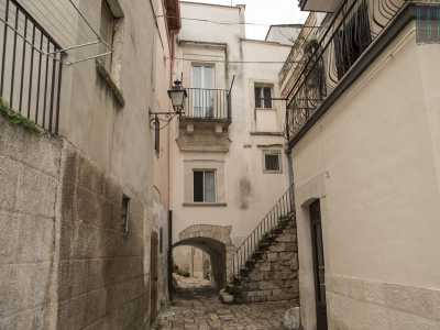 ...ci perdiamo tra le viuzze del borgo antico, con i suoi archi di pietra, i pavimenti a chianche e le caratteristiche lampade